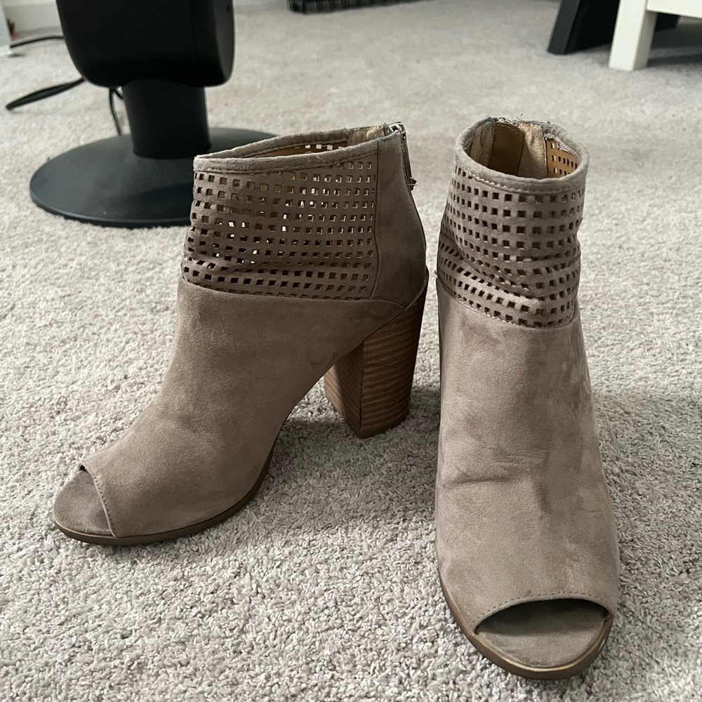 Report neutral, open toe heel